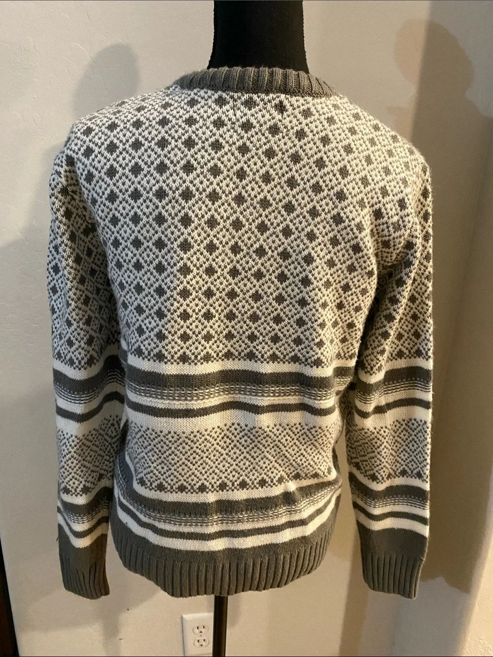 Men's Gray Patterned Knit Sweater with Festive Snowman Applique